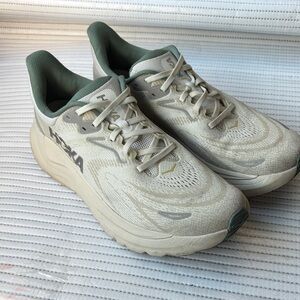 Hoka One One Arahi 8 Men's Size 9D
Truffle Salt Oyster Mushroom Running
Shoes